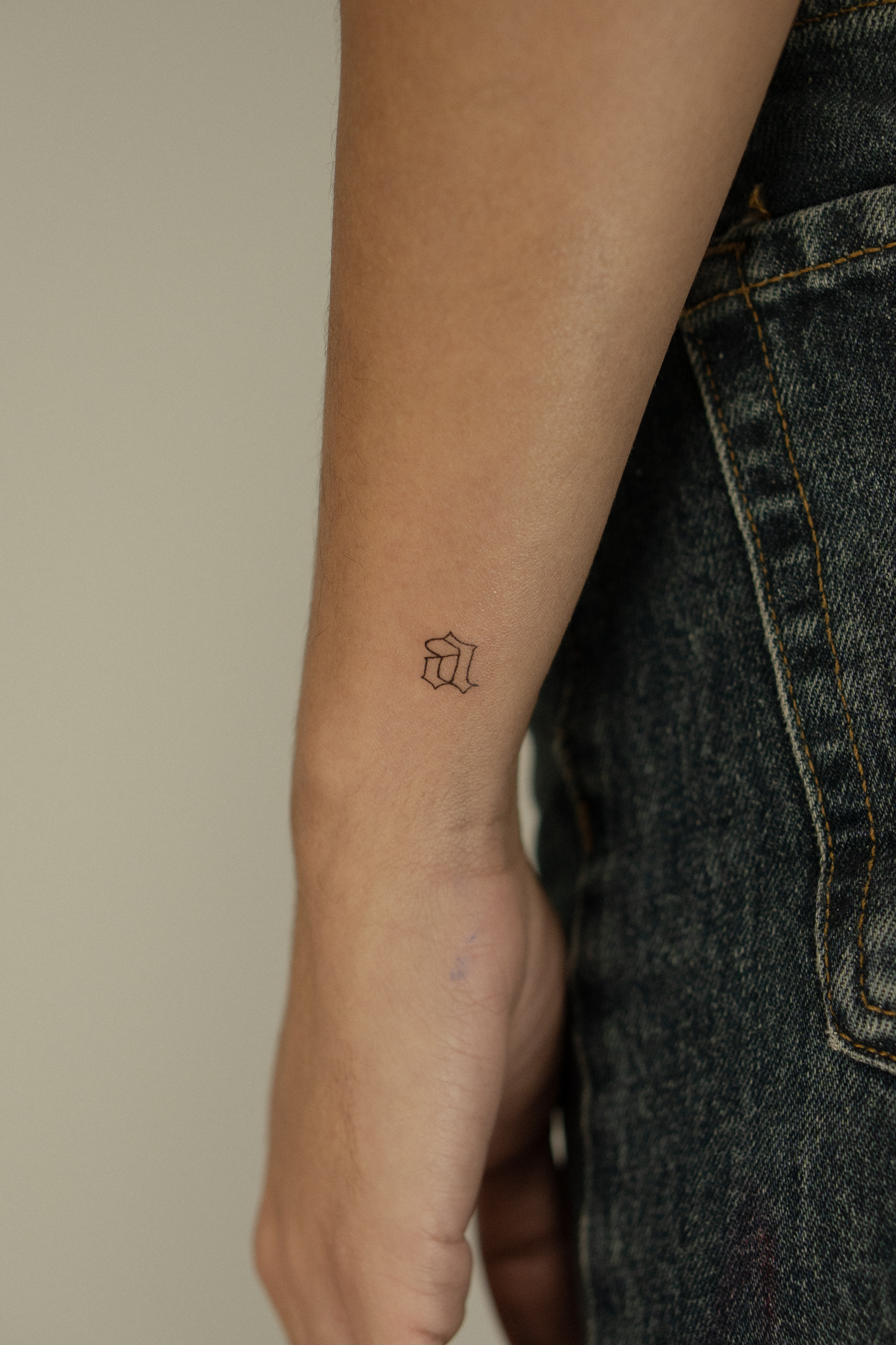 tatuaje fine line letra minimalista por Maflex Santander