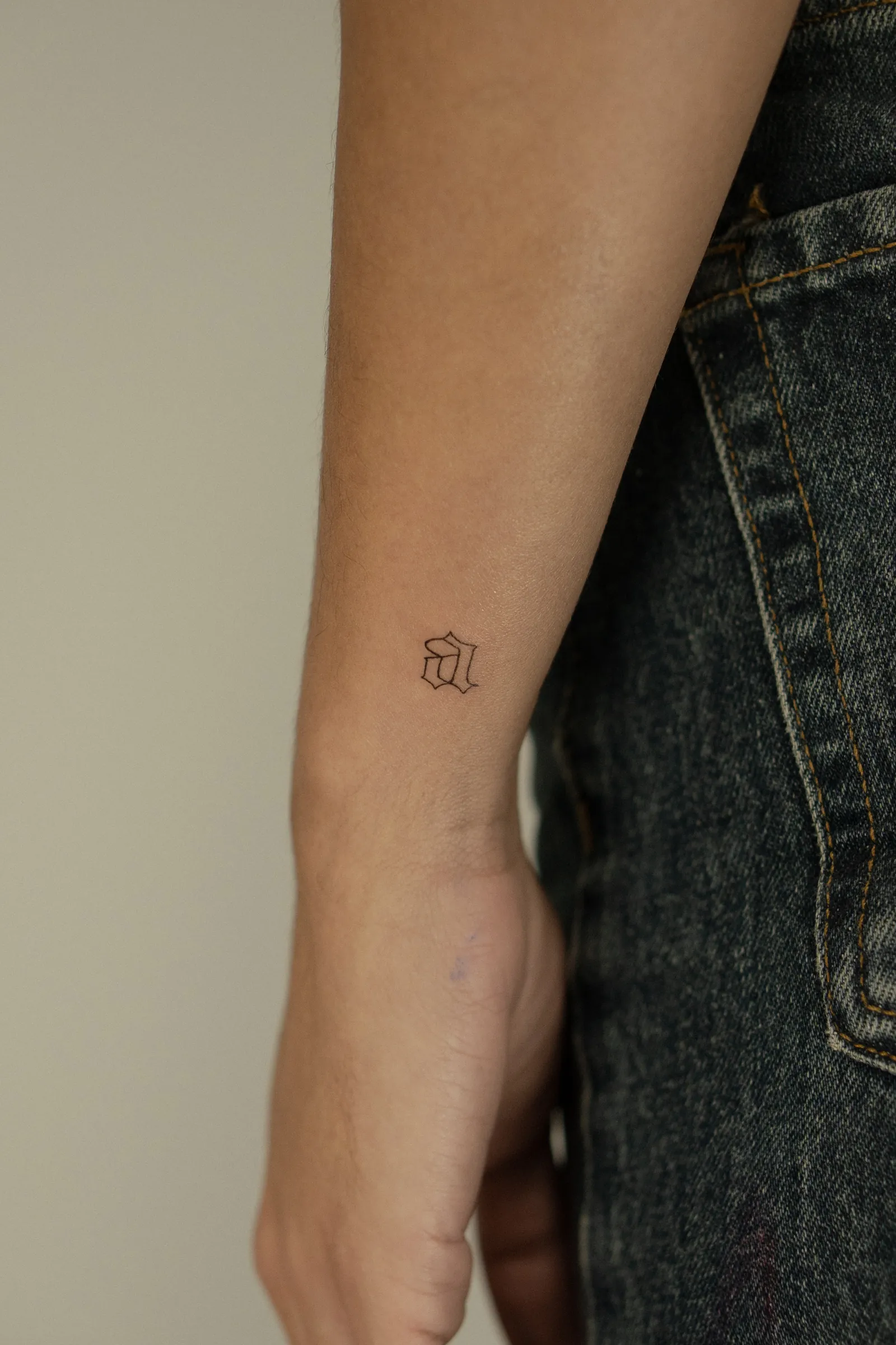tatuaje fine line letra minimalista por Maflex Santander