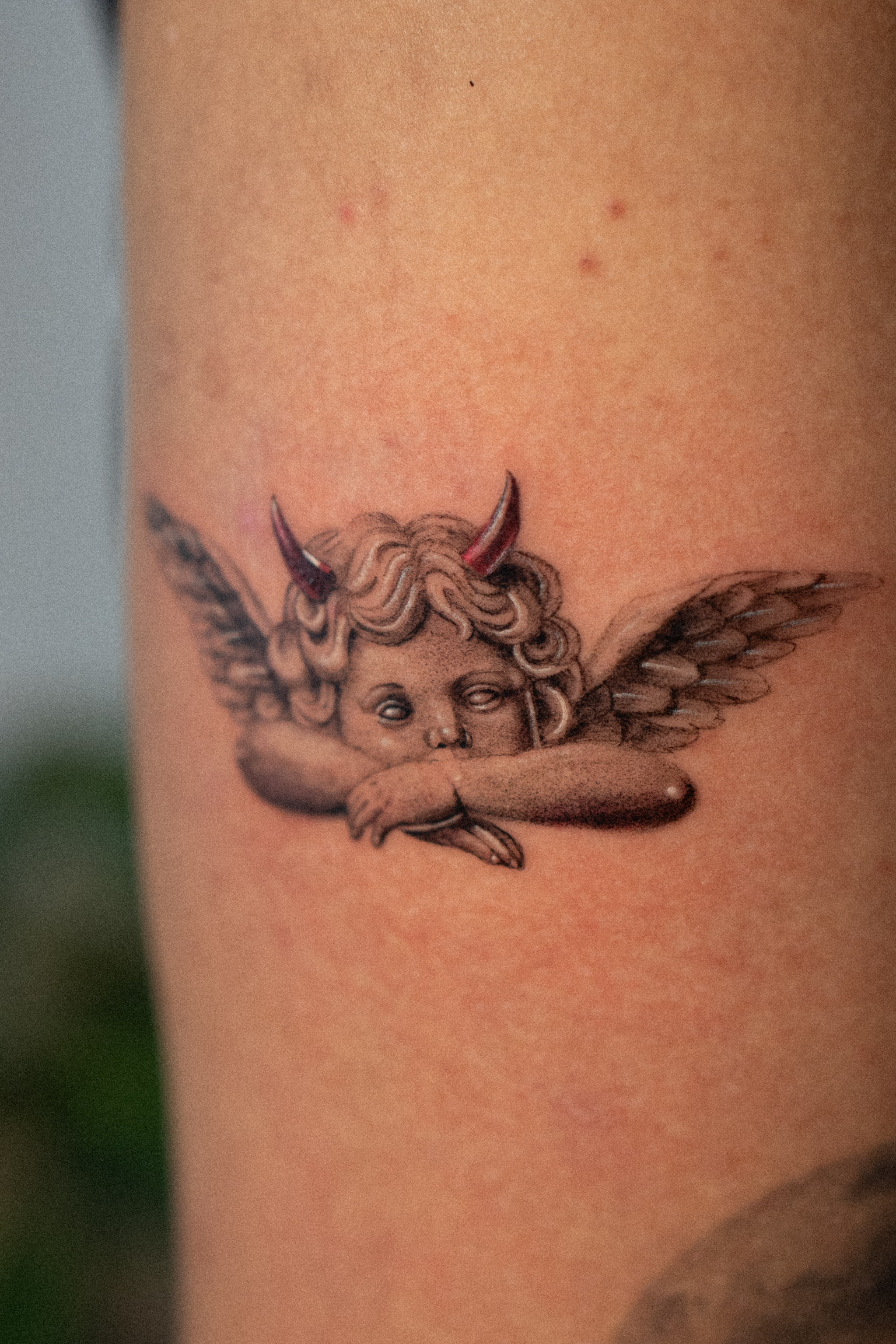 tatuaje microrealismo ángel clásico pequeño preciso por Maflex