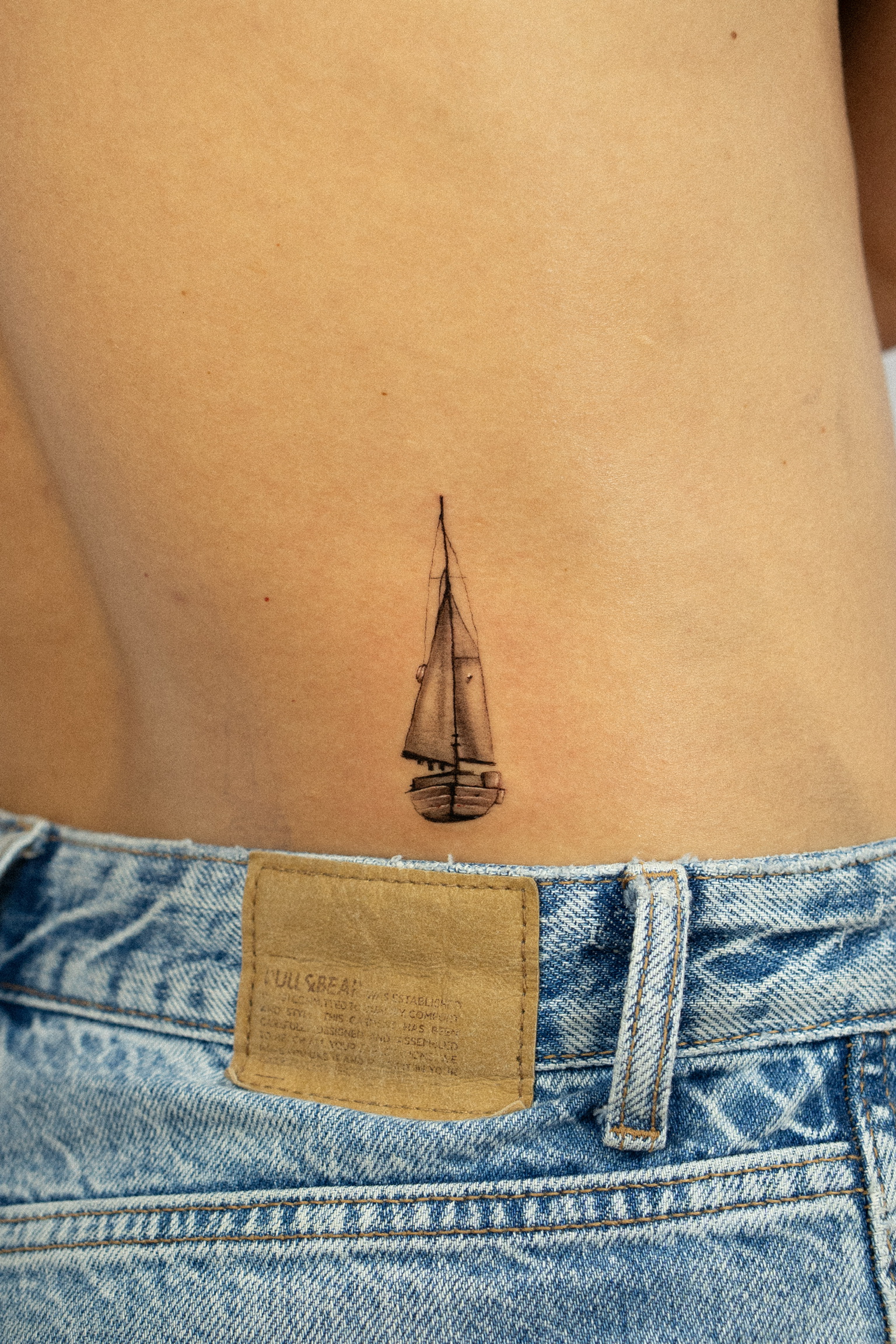 tatuaje microrealismo objeto memoria barco por Maflex Santander