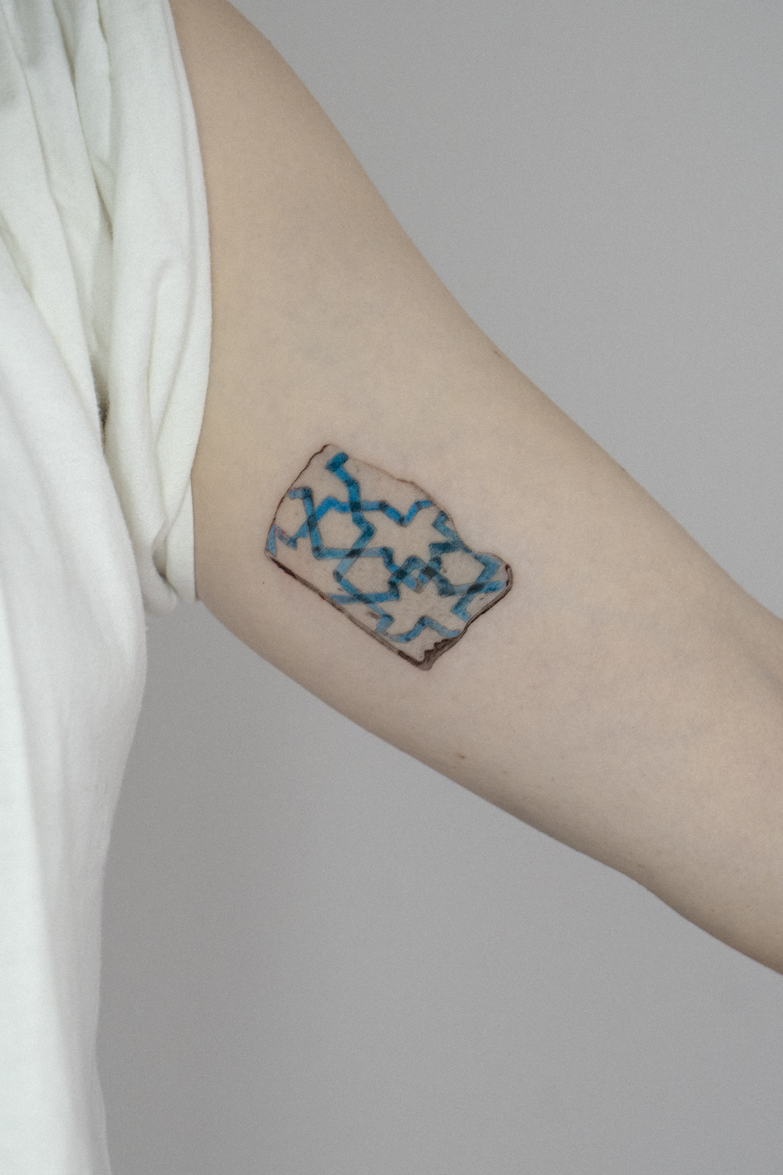 tatuaje microrealismo cerámica detalle fino por Maflex Santander