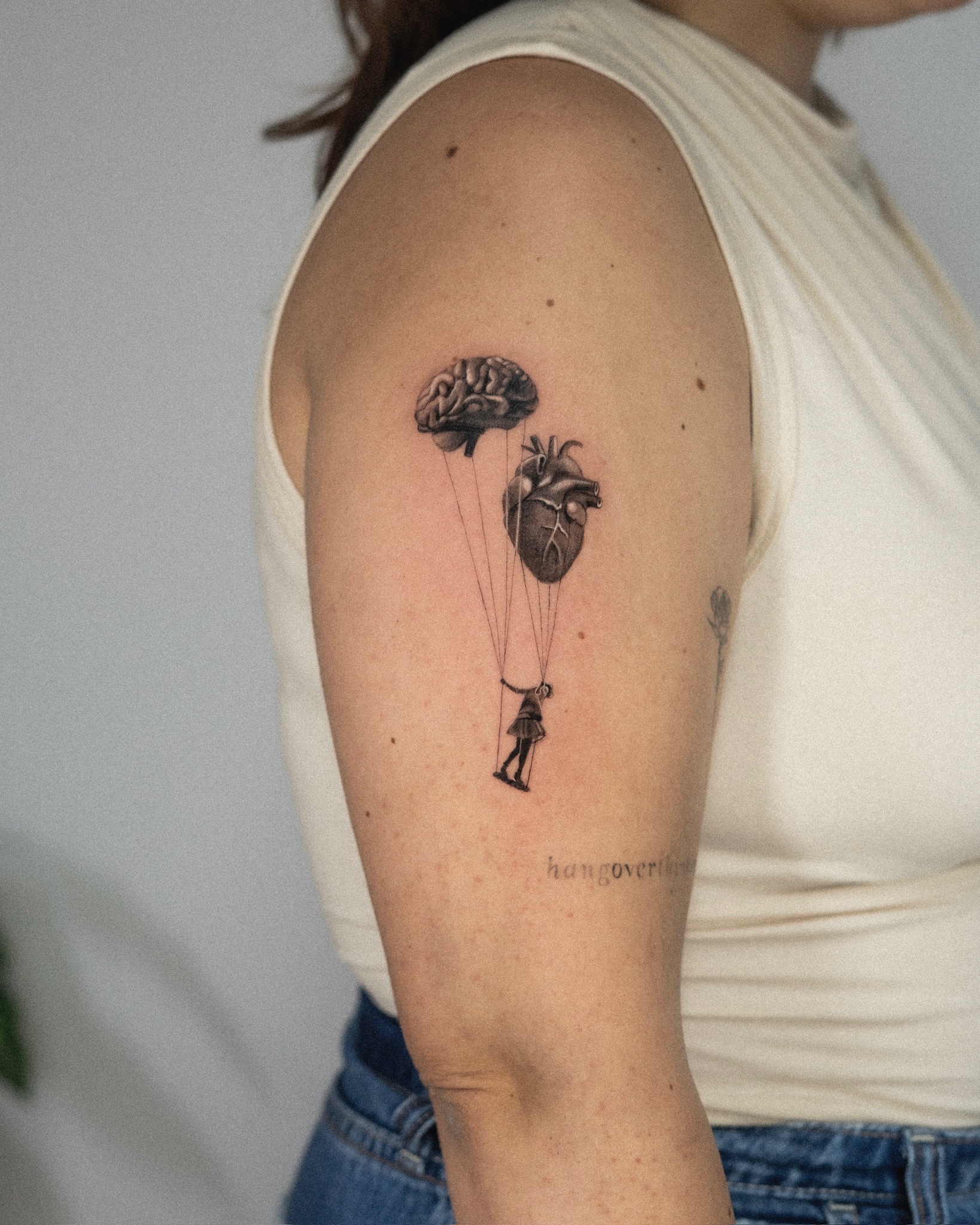 tatuaje microrealismo corazón cerebro conceptual por Maflex