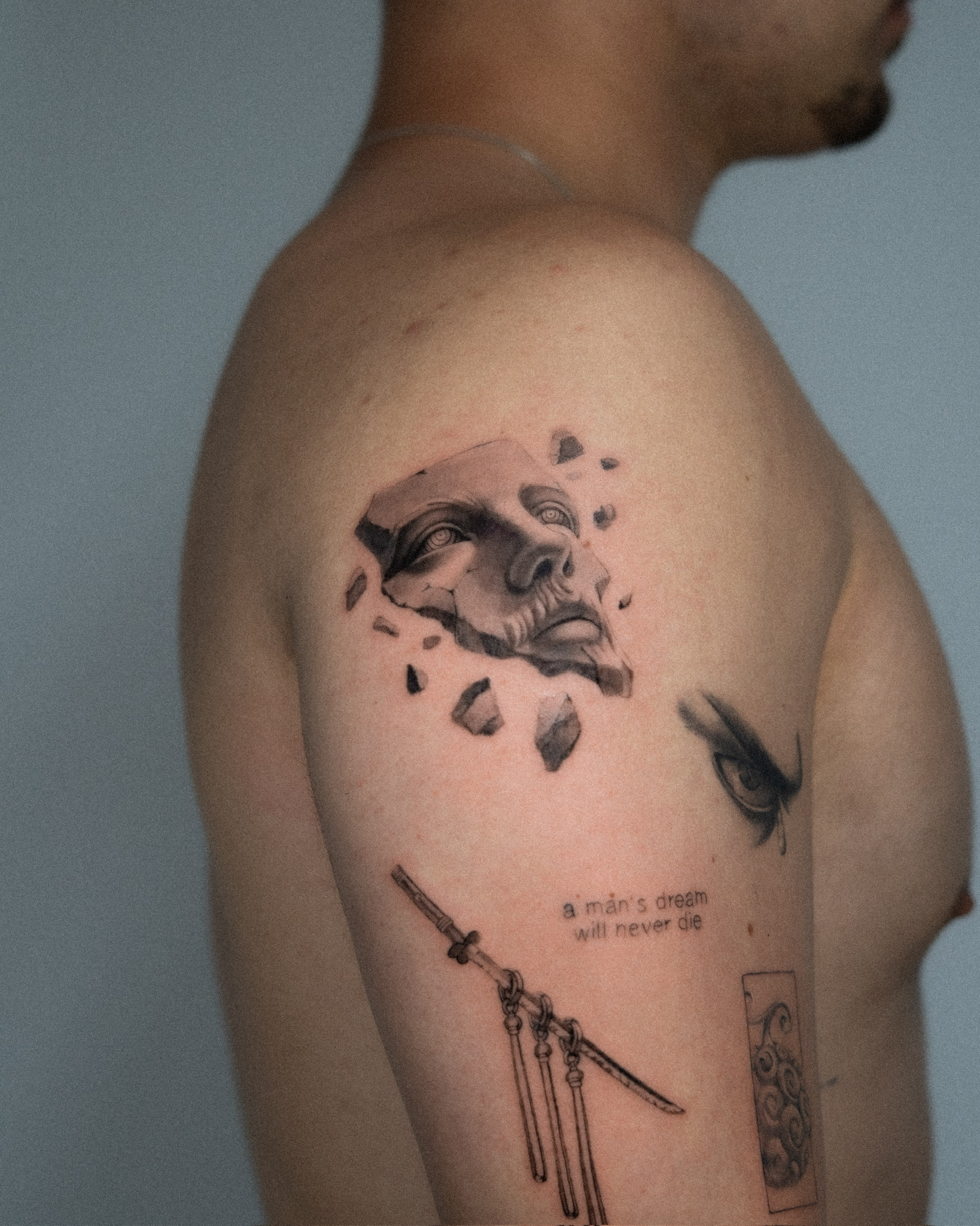 tatuaje microrealismo escultura clásica en brazo Santander