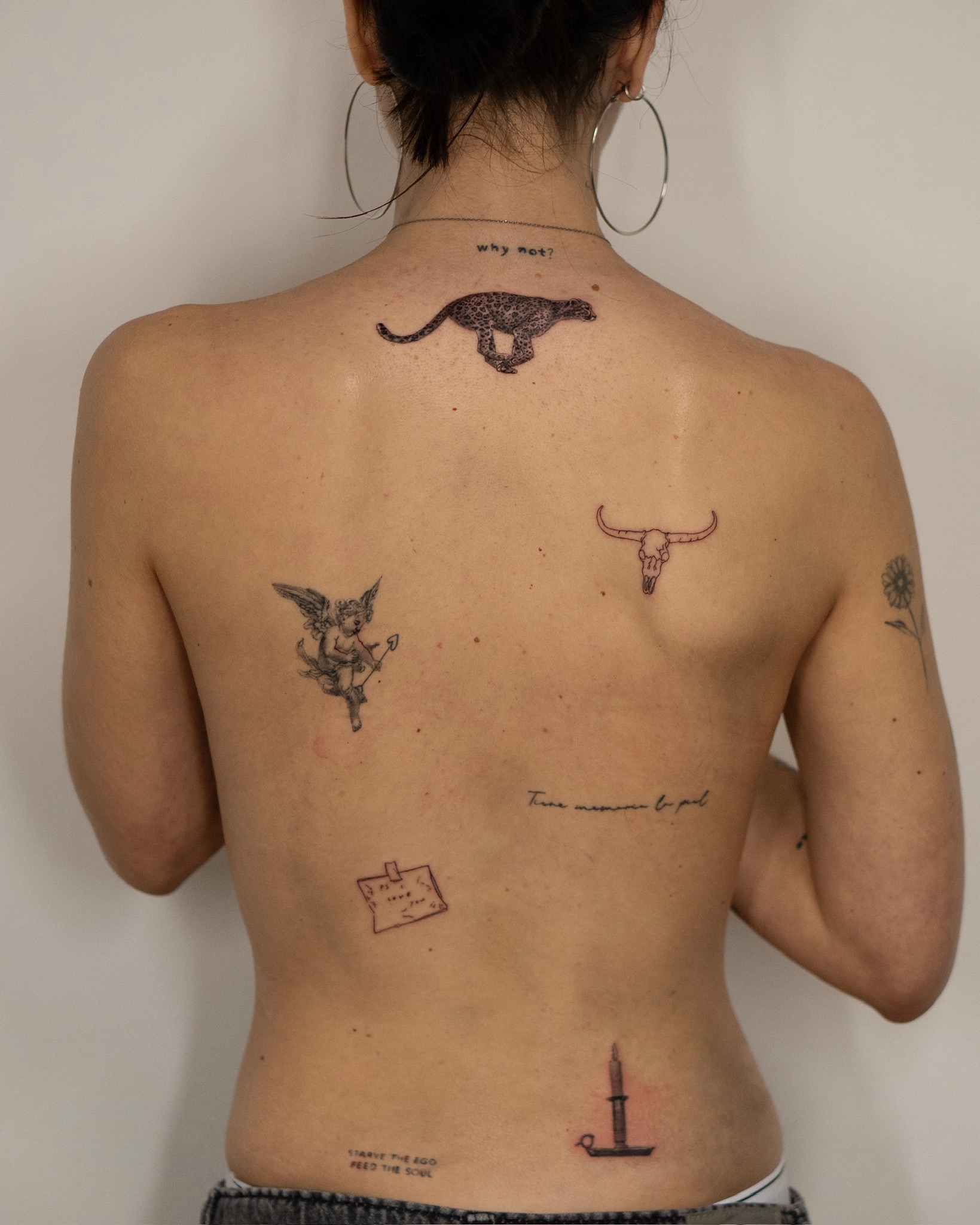 tatuaje fine line espalda líneas precisas por Maflex Santander