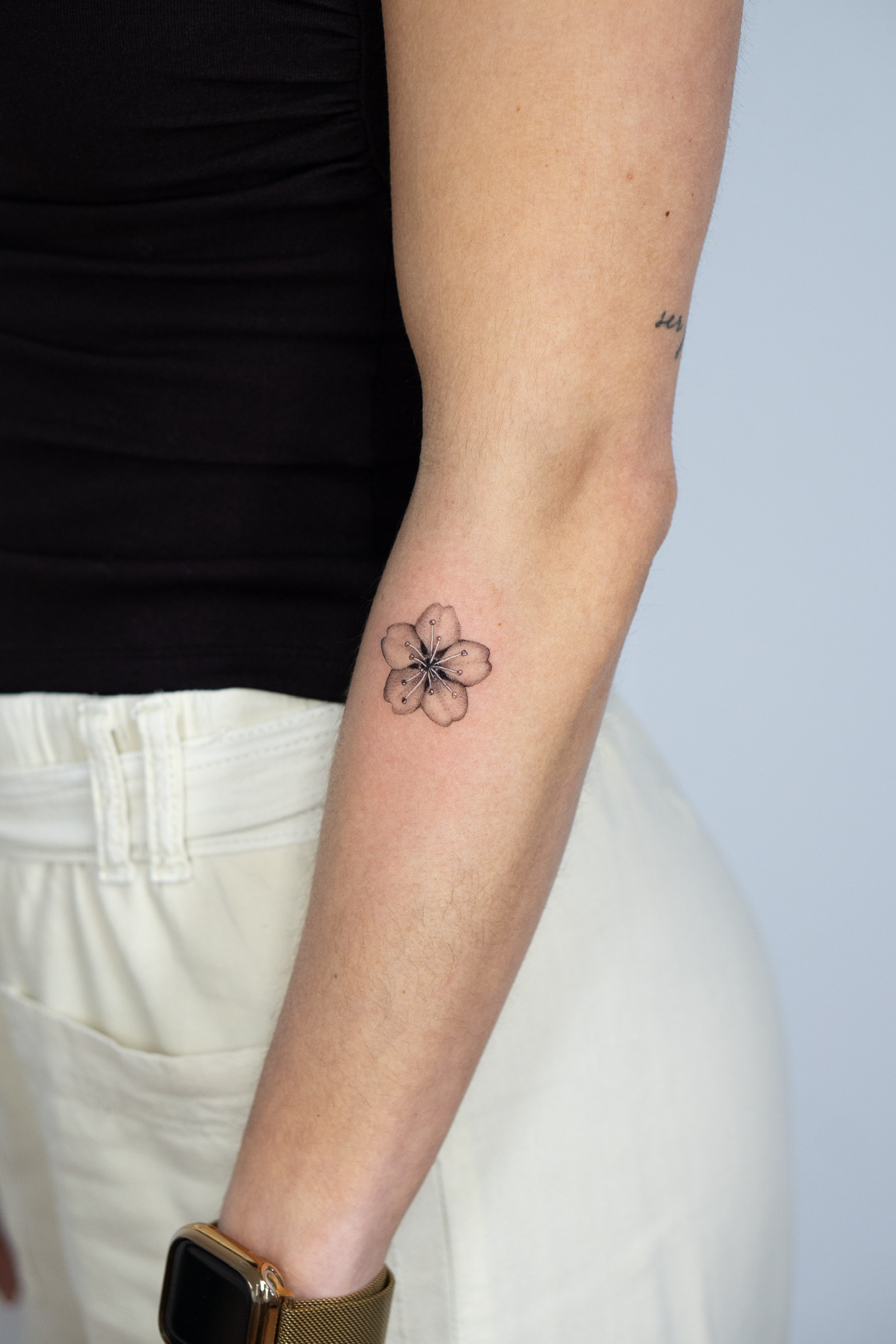 tatuaje fine line flor delicada línea fina Santander