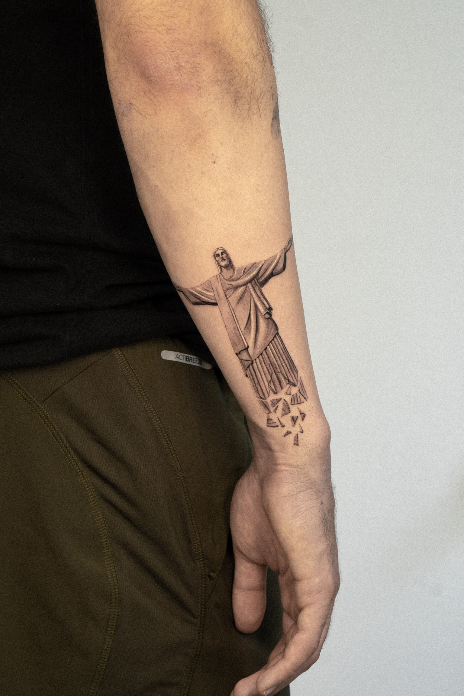 tatuaje microrealismo figura icónica conceptual por Maflex