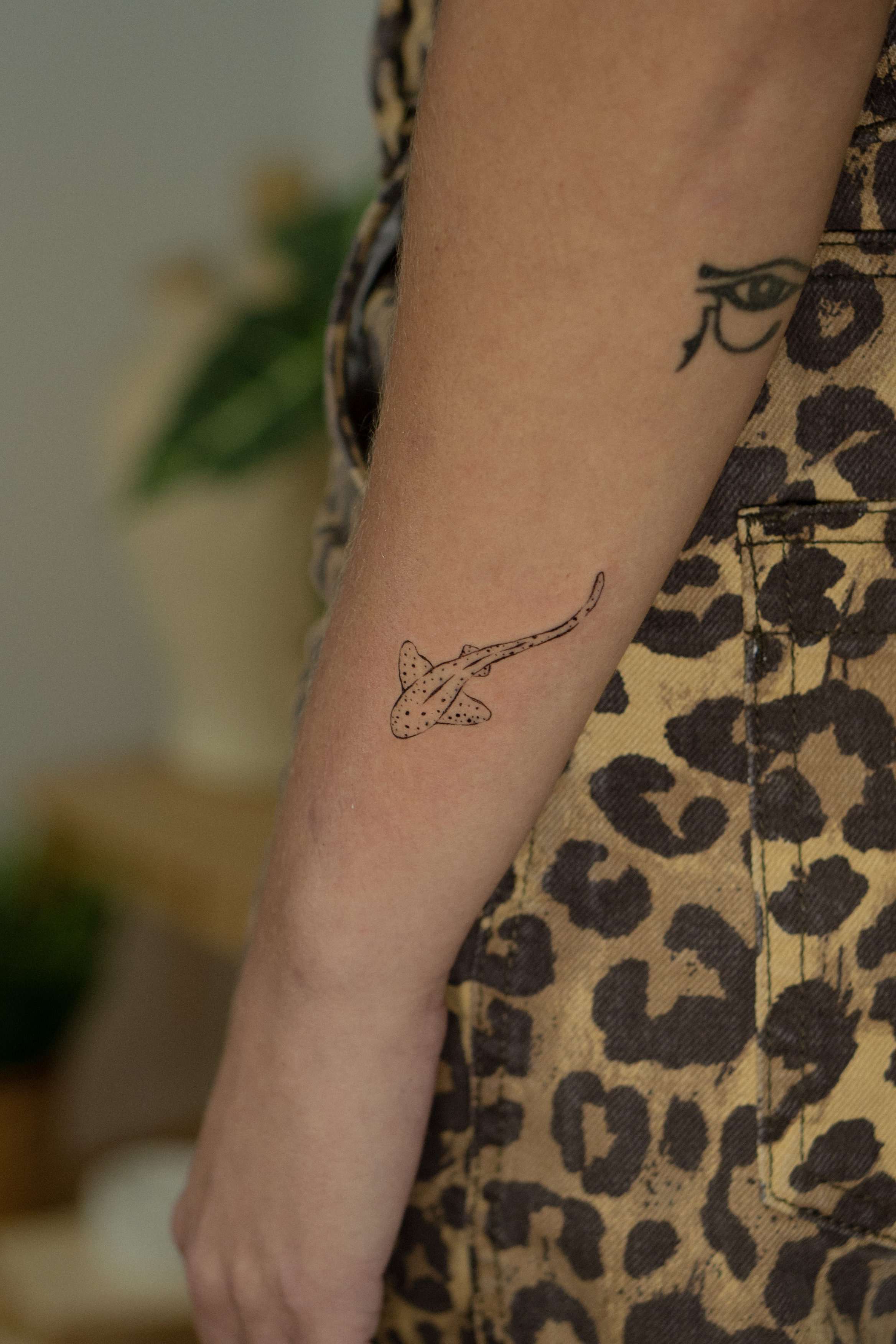 tatuaje fine line tiburón minimalista por Maflex Santander