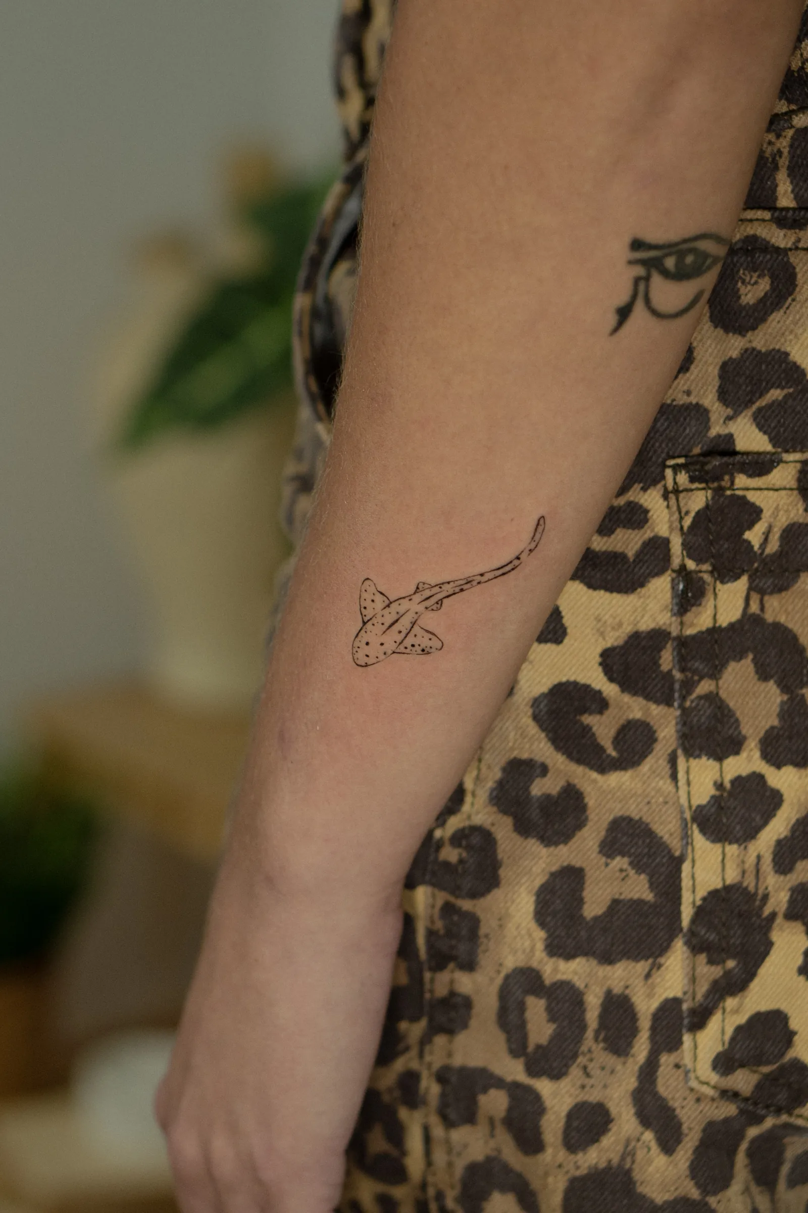 tatuaje fine line tiburón curado por Maflex Santander