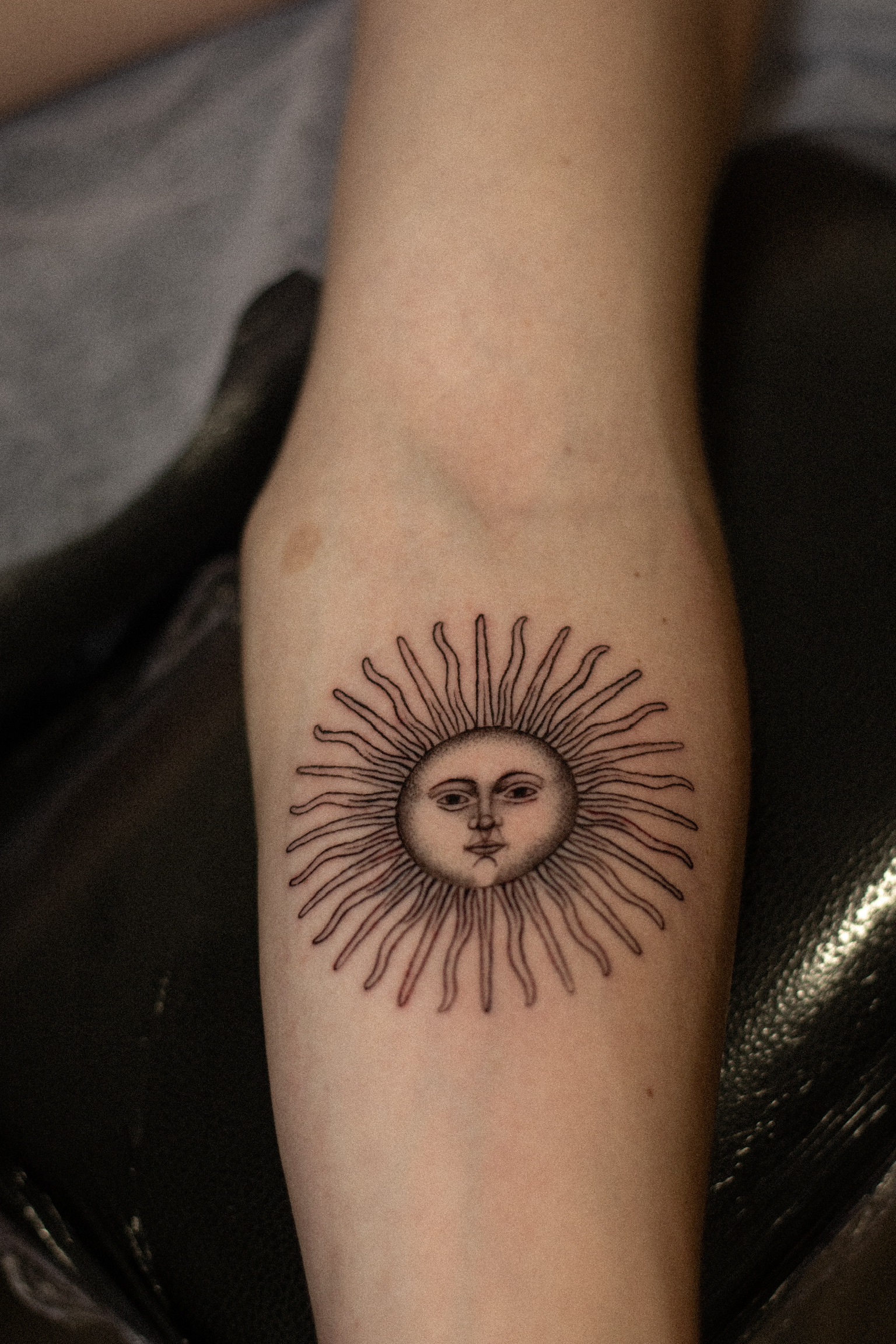 tatuaje fine line sol minimalista por Maflex Santander