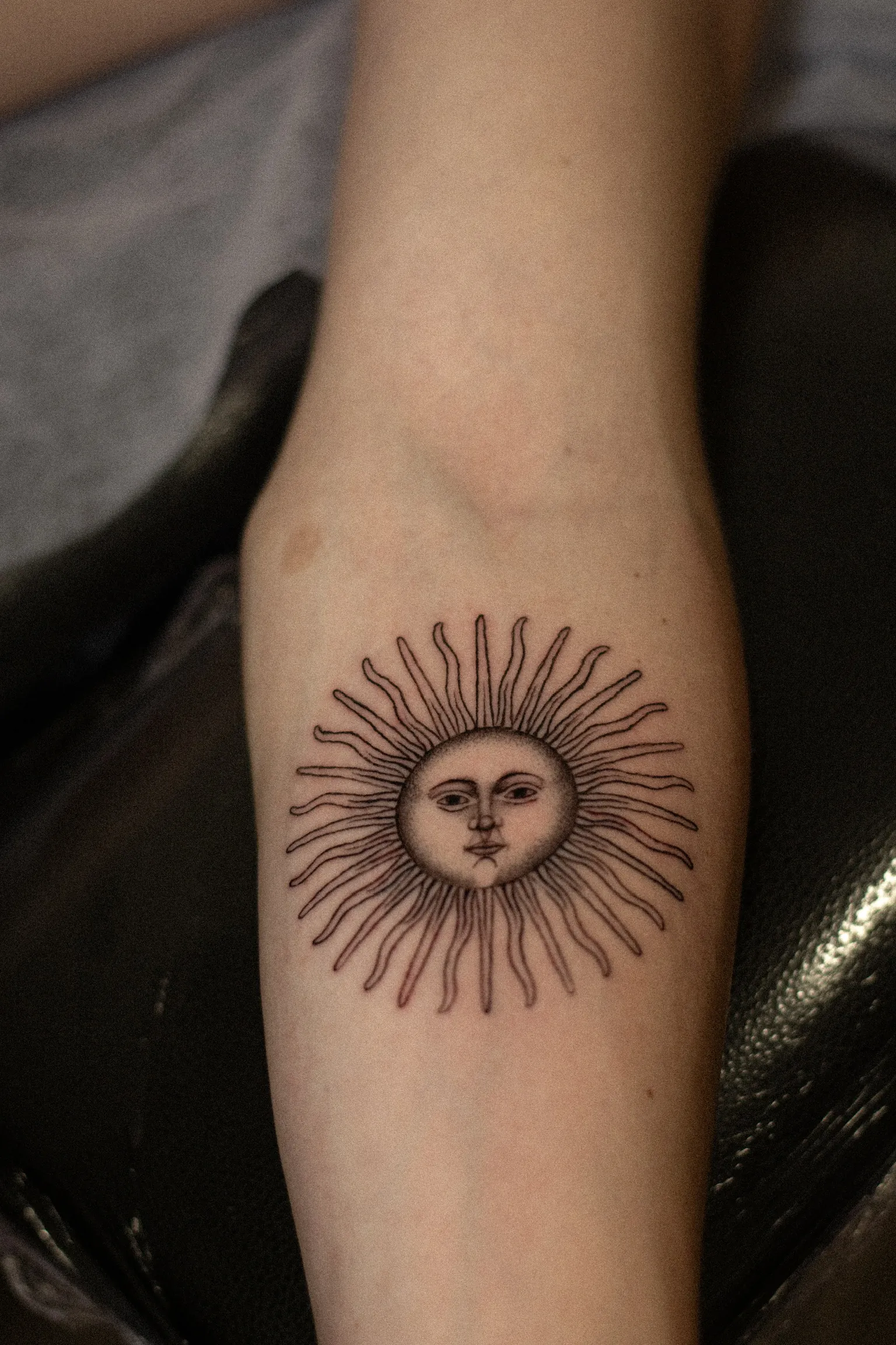 tatuaje pequeño fine line sol minimalista con significado Santander