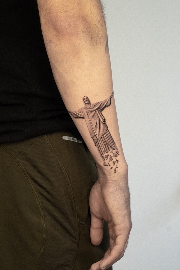 Tatuaje fragmento / piel en brazo — fine line y microrealismo por Maflex, Santander