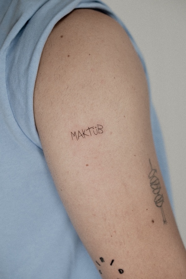 Tatuaje imagen curada en pierna — curado, fine line y microrealismo por Maflex, Santander