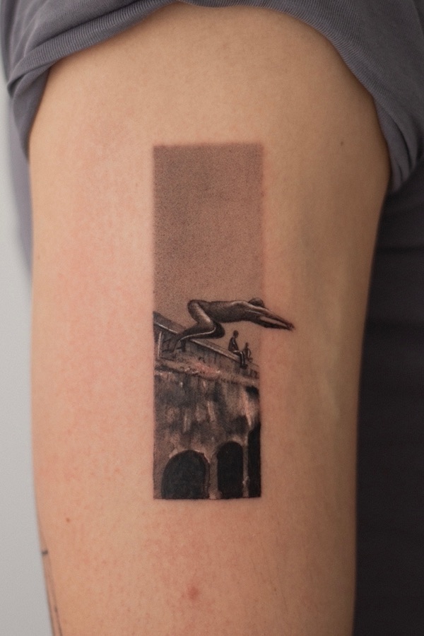 Tatuaje símbolo / recuerdo en brazo — fine line y microrealismo por Maflex, Santander