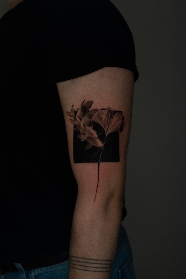 Tatuaje pieza curada en pierna — curado, fine line y microrealismo por Maflex, Santander