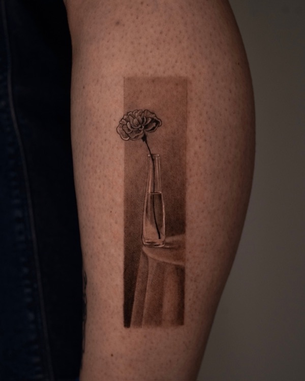 Tatuaje composición fina en brazo — fine line y microrealismo por Maflex, Santander