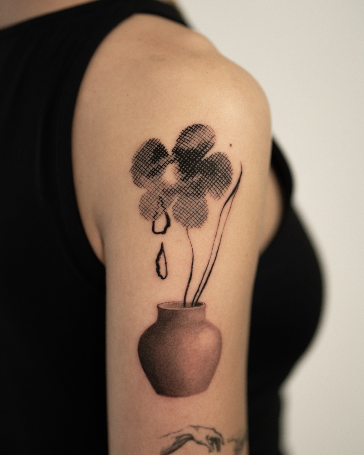 tatuaje fine line de microrealismo conceptual por Maflex