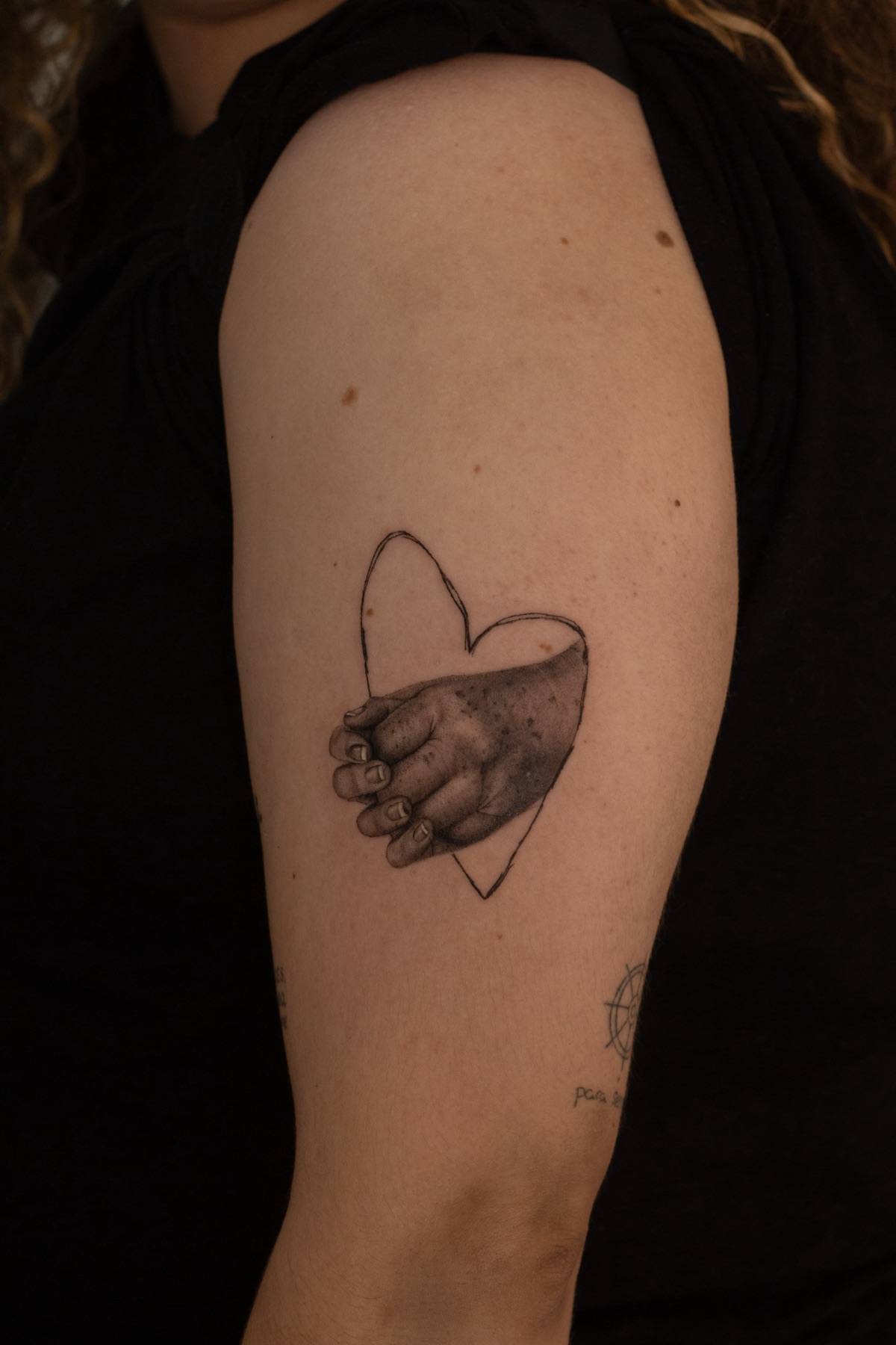 tatuaje fine line de microrealismo conceptual por Maflex