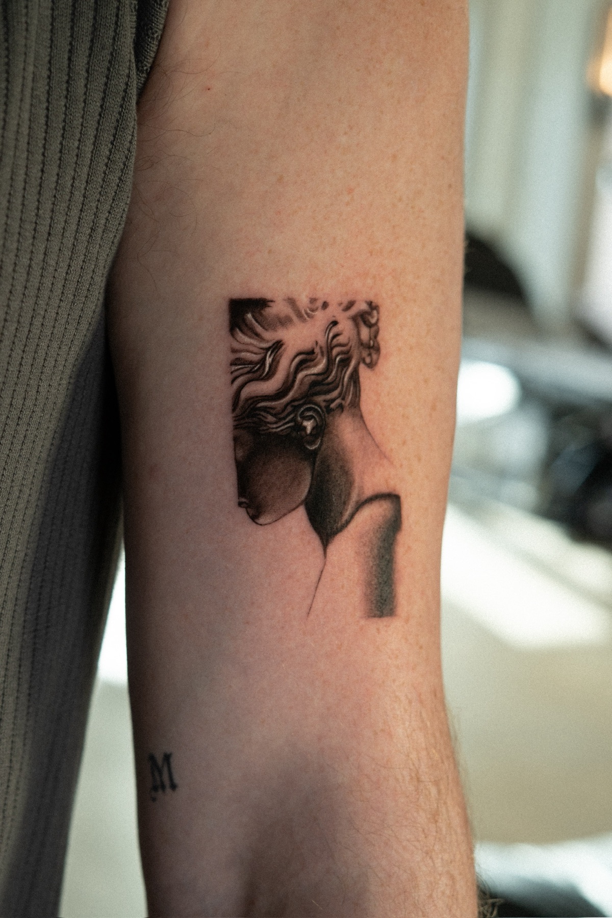 tatuaje fine line de microrealismo conceptual por Maflex